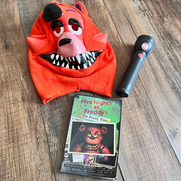 Five Nights at Freddy’s book mask and flashlight bundle - Picture 1 of 4